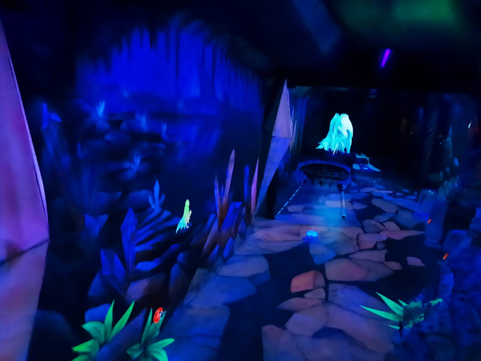 Bahn mit kreativer Bemalung