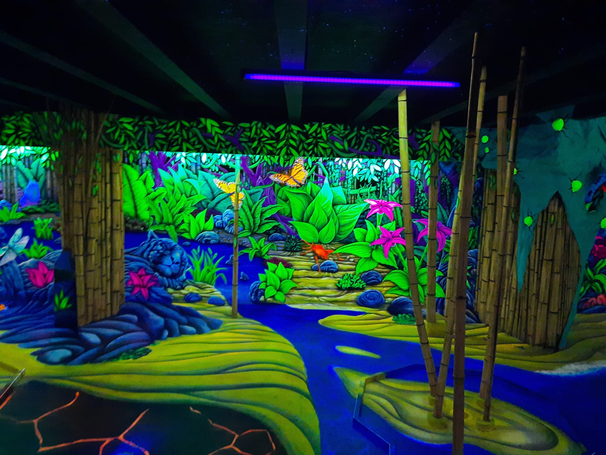 UV-Licht-Bahn mit Charakteren