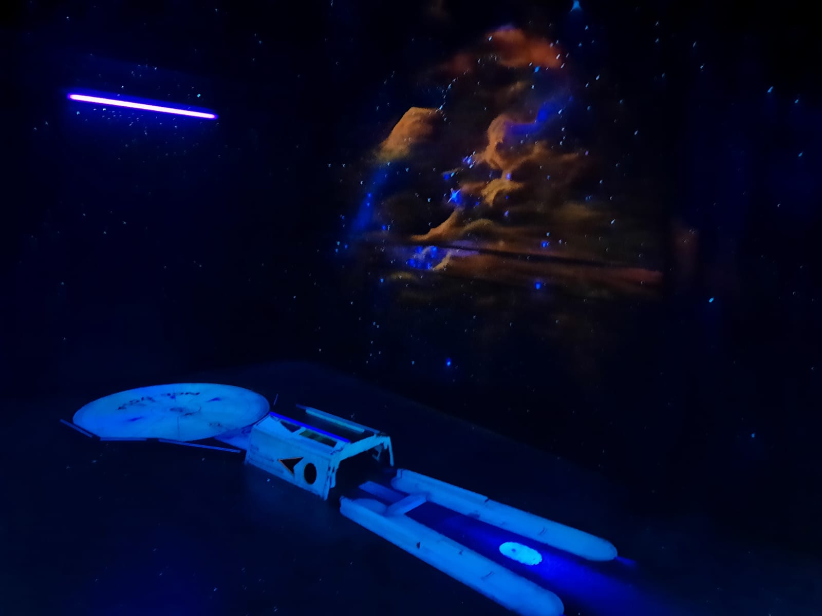 Schwarzlicht-Welt mit leuchtenden Farben und 3D-Effekten