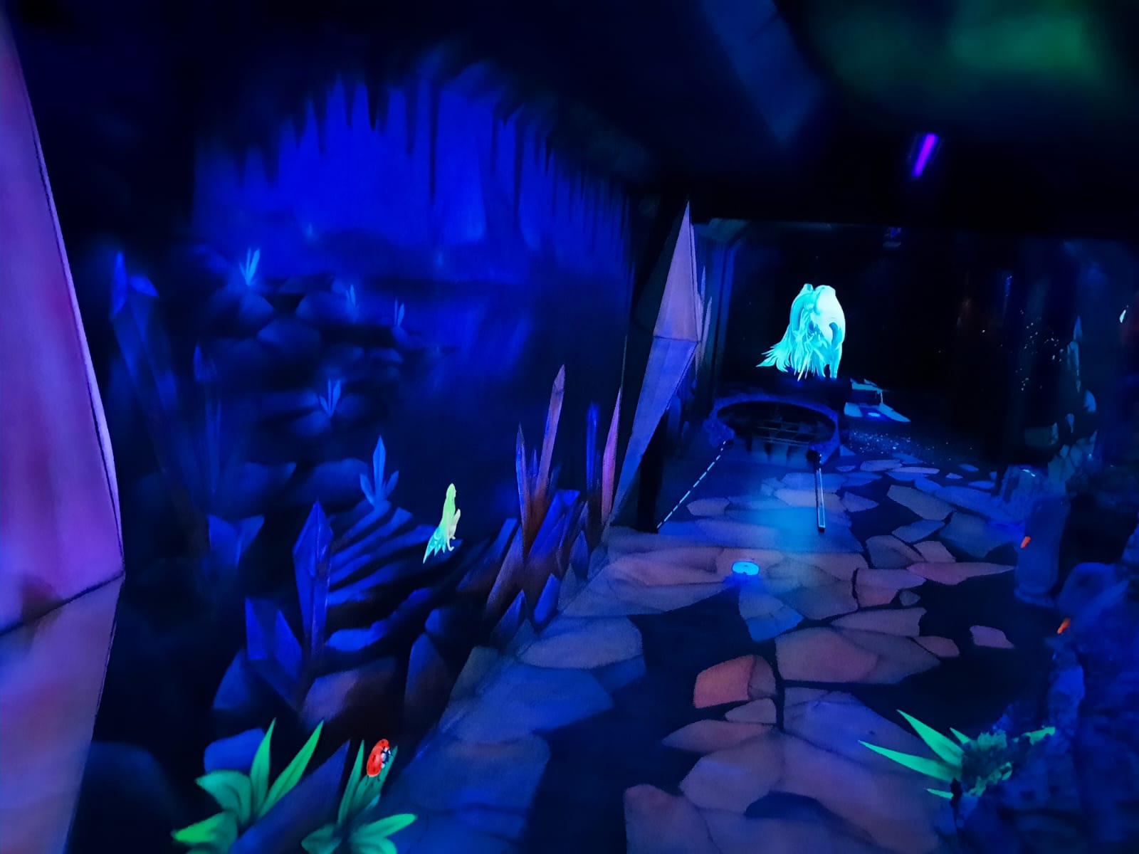 Fluoreszierende Bahn mit Fantasielandschaft