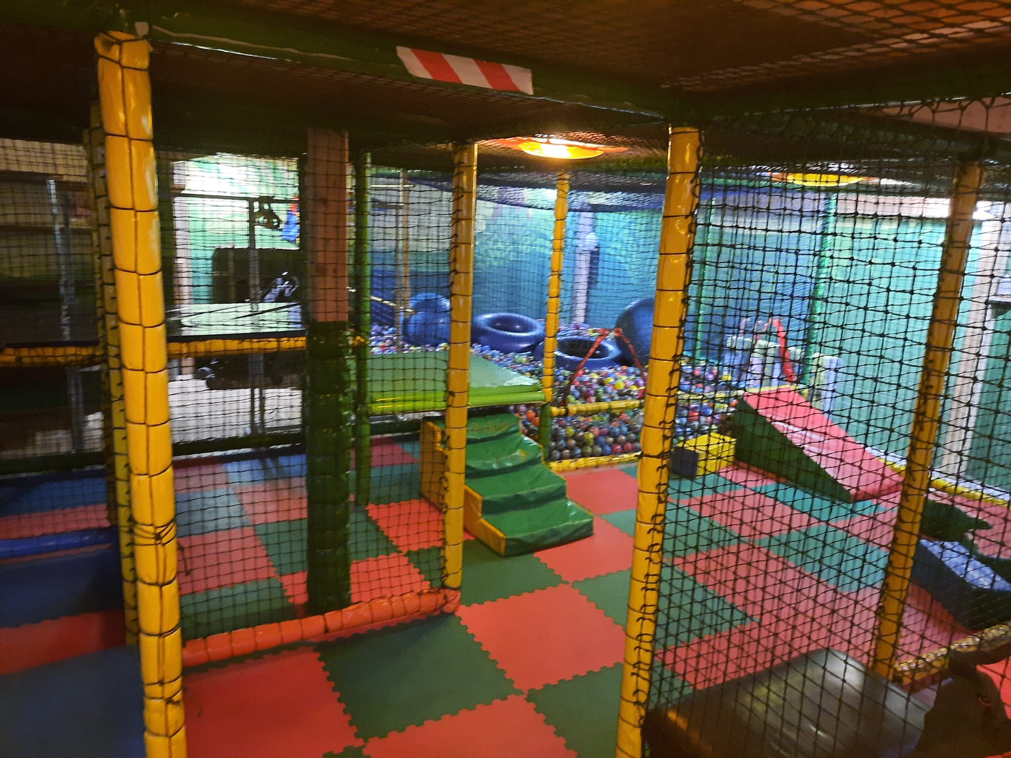 Indoor-Spielplatz mit Kletter- und Rutschanlagen