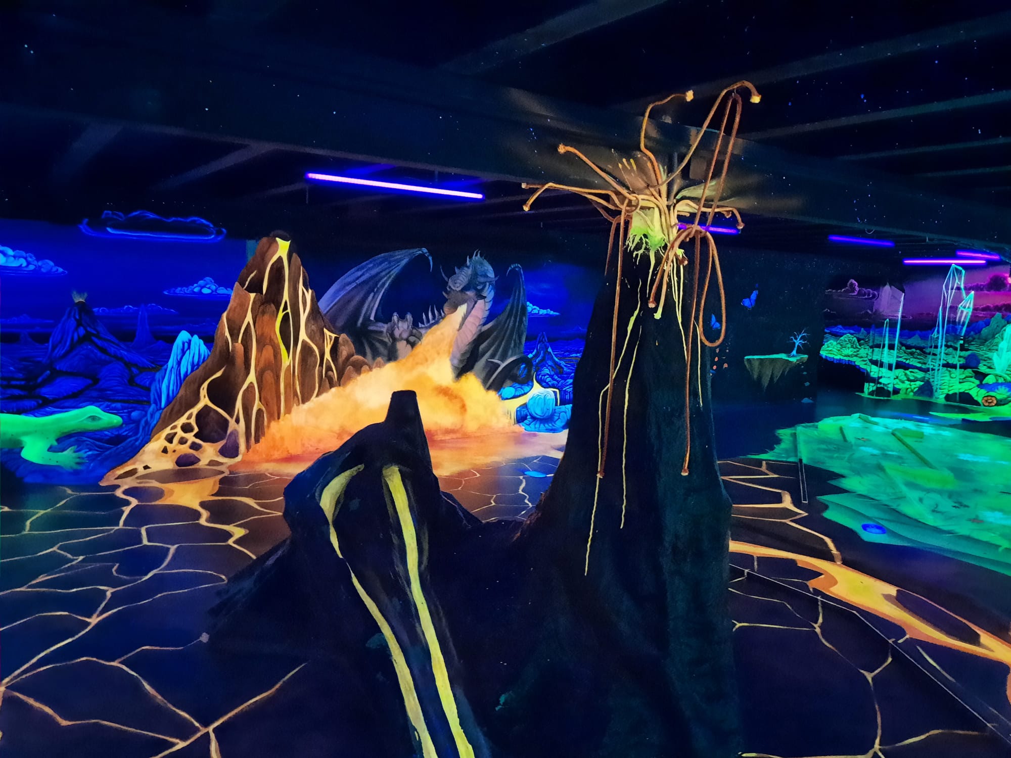 UV-Schwarzlicht-Detail aus dem 3D Erlebnis Minigolf